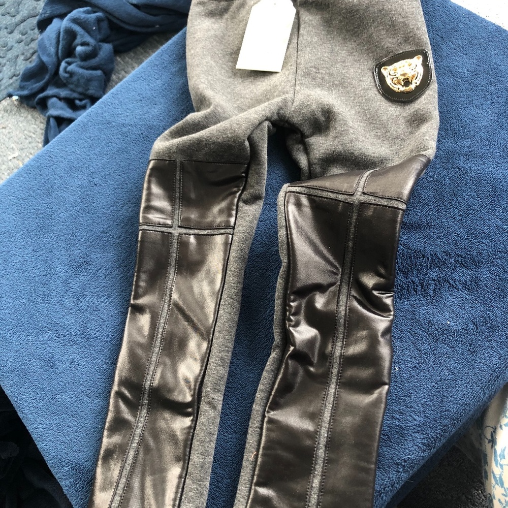 GIRLS FLEECE LEGGINGS WIT FAUX LEATHER....SIZE 5-6